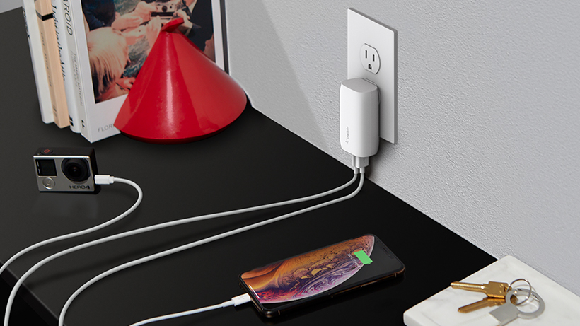 小巧方便的充電器,可提供 30W 或32W 的電力,適合旅行使用 BOOST↑CHARGE 家用充電器可同時為多部裝置供電