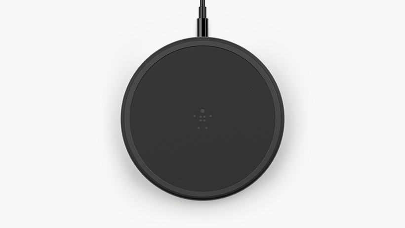 BOOST↑CHARGE 無線充電板的俯視特寫