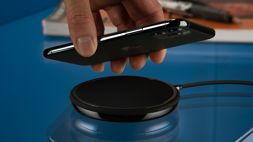 放在黑色 BOOST↑CHARGE 無線充電板上的 iPhone