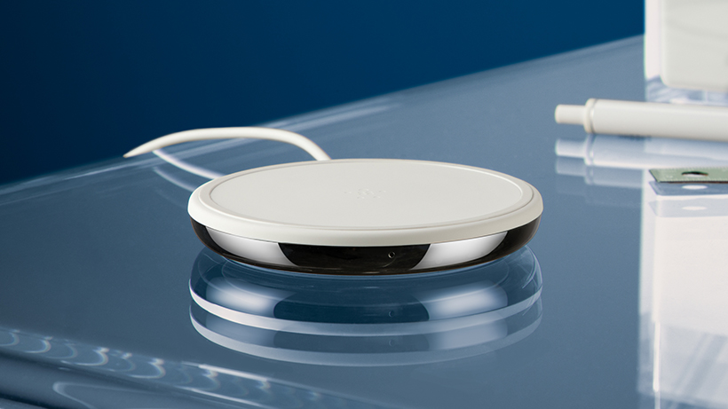 桌上的白色 BOOST↑CHARGE 無線充電板